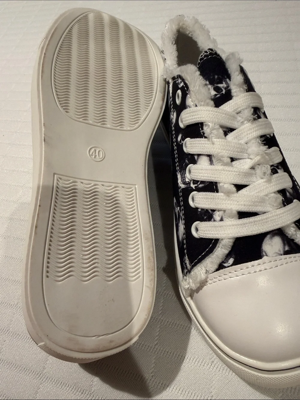 Women’s New  Black & White Skull Print Lace-Up Sneakers